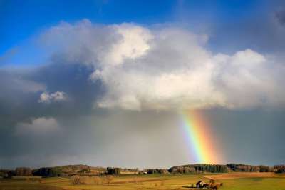 彩虹 云 太阳晚报 雨 景观 天空 天气 日落 原野 房子