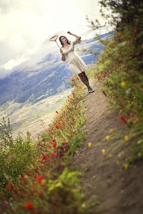 女孩 女士 雨伞 山 山路 快乐的 自由 人类 户外的