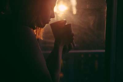 女孩 喝 茶 咖啡杯 日落 悲伤的女人 年轻 女士 啜饮 茶