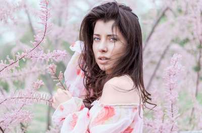 女士 黑发 模型 肖像 时尚 女性 植物群 花朵 户外 风格