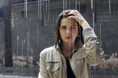 雨 女士 黑发 肖像 下雨 雨量 时尚 女孩 夹克 看着