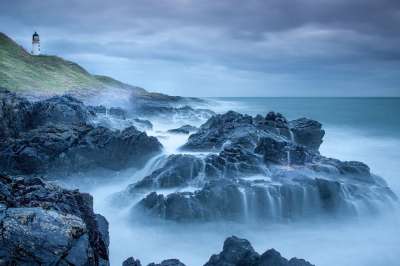 小山 山 灯塔 景观 草 自然 海 水 海洋 波浪 海岸