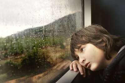 小男孩 窗户 等待 无聊的 疲劳的 阴雨天气 玻璃窗口 雨滴