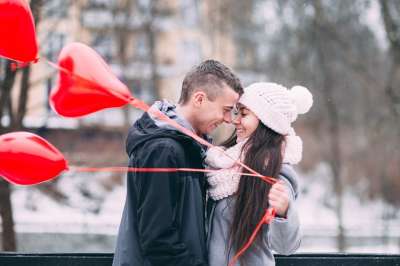 人们 男人 女士 夫妻 快乐的 爱 日期 寒冷的 冬天 天气