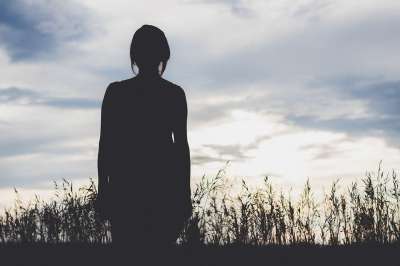 女孩 轮廓 草 背光 女性剪影 年轻女子 景观 户外 人们