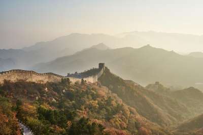 中国的长城 山 古老的 结构 树木 森林 日落 景观 全景