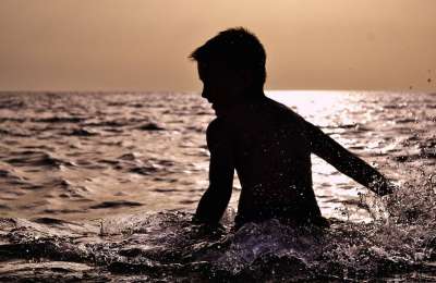 男孩 周围溅 海滩 孩子 玩 轮廓 水 溅 海 乐趣 夏天
