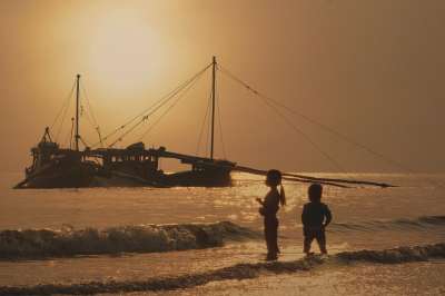 孩子们 海滩 日落 船舶 支撑 海滨 黄昏 暮 剪影 波浪