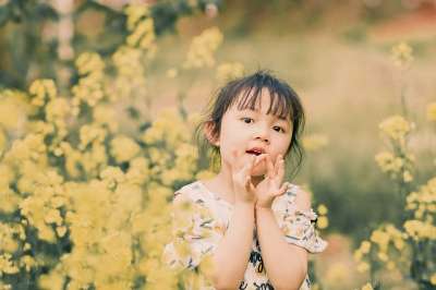 孩子 女孩 油菜 花朵 草地 可爱的 年轻 童年 春天 肖像