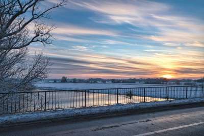 桥 冬天 日落 河 路 栏杆 霜 雪 寒冷的 水 树 阳光