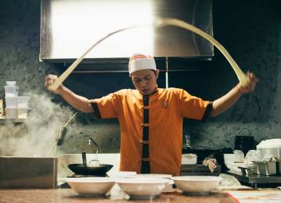 亚洲美食 厨师 烹饪 炊具 员工 食物 在室内 厨具 男人