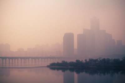 桥 水 反射 多雾路段 有雾的 天空 建筑物 结构 高楼 塔