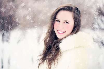 女士 雪 冬天 肖像 雪花 微笑 寒冷的