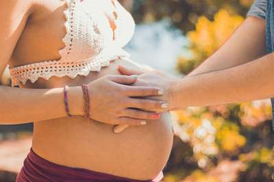 孕 婴儿 爱 怀孕 母性 女性 喜悦 产妇 家庭 母亲 祝福