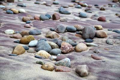 沙 海滩 紫色的 丰富多彩的 石头 海岸 银行 鹅卵石 大海