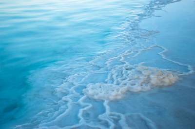 死海 海滨 淡蓝色的大海 盐沉积物 盐度 质地 蓝色魔法 以色列