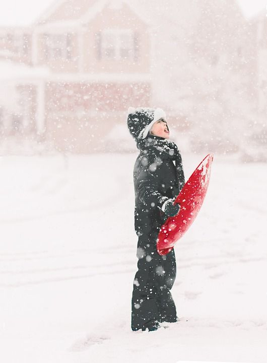 雪 雪橇 冬天 男孩 户外的 雪花 场景 天气 童年