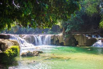 瀑布 绿色 树 水 落下 自然 景观 有天赋的人 石头 旅行