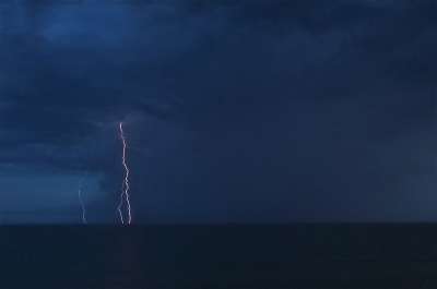 闪电 海洋 夜晚 水 海 雷雨 天气 黑暗的 景观 雷 晚上
