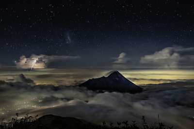 火山 默拉皮火山 星空 断言 雷雨云 城市的灯光 日惹的