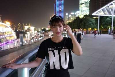 美女 少女 女性 夜晚 上海 外滩 笑 亚洲人 人 中国人