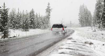 雪 路 越野车 冬天 车 车辆 驾驶 公路旅行 暴风雪 下雪