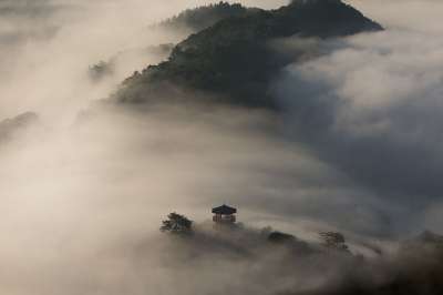亭 丘陵 多雾路段 山 景观 自然 亚洲 有雾的 蒙蒙 阴霾