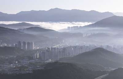 城市 山 多雾路段 城市景观 看法 遥远的视图 海云 建筑物