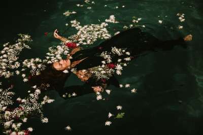 漂浮的 花朵 女士 漂浮 浮 裙子 时尚 风格 时装模特 模型