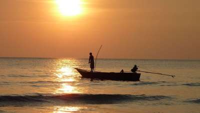 钓鱼 海 日落 海洋 渔夫 船 渔船 轮廓 橙色的天空 太阳