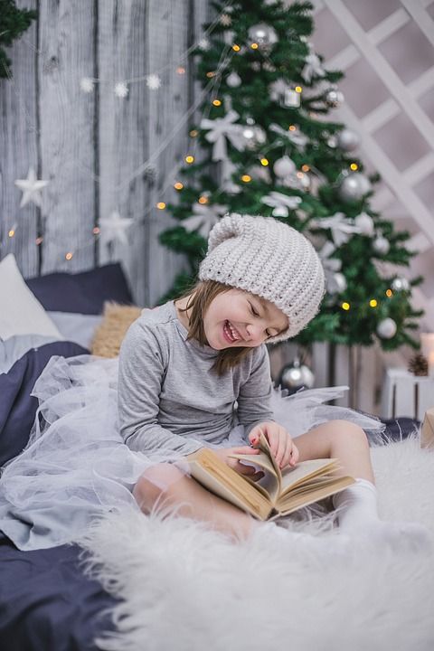 新年 孩子们 儿童的一本书 圣诞树 礼物 假日 很好 小小孩