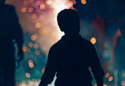 男孩 轮廓 家庭乐趣 孩子 夜晚 烟花 篝火 户外家庭 儿童剪影