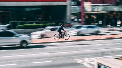 自行车 模糊 汽车 城市 骑自行车的人 城市的 车辆 交通 街道