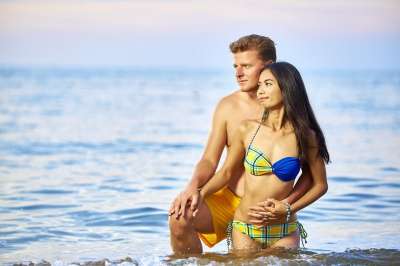 比基尼 夫妻 夏天 纳帕 植物海滩 爱 海滩 年轻 海滩情侣