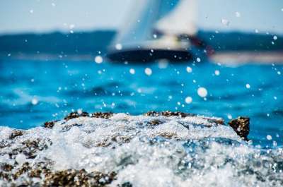 水 海 海边 波浪 防波堤 蓝色的大海 帆船 岩石