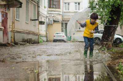 水坑 孩子 街道 雨后 漫步 童年 城市 雨伞