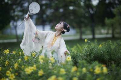 女士 模型 肖像 白色的裙子 户外 花朵 花园 亚洲人 亚洲女人
