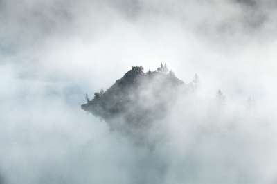 云 多雾路段 薄雾 岛 自然 户外 天气 小山 高地 有雾的