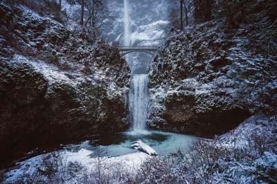摩特诺玛瀑布 俄勒冈州 地标 山 冬天 雪 霜 溪 水池 水