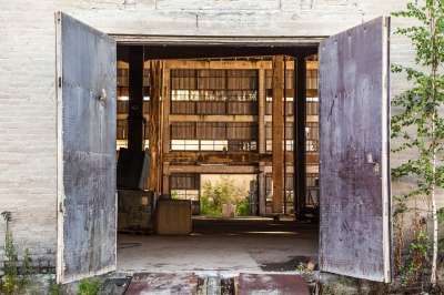 开门 被遗弃的建筑 门 弃 建造 老的 结构 打开 房子 空的