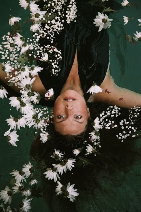 女士 漂浮的 花朵 植物群 女孩 模型 水 颠倒 造型 肖像