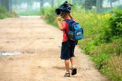 孩子 夏天 学校 男孩 儿童 早晨 出勤 小子
