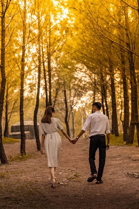夫妻 关系 爱 浪漫的 婚礼 一起 日落 幸福 人 朋友们