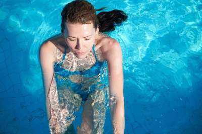 女士 假期 游泳池 水池 夏天 夏令 闲暇 娱乐 女性 女孩