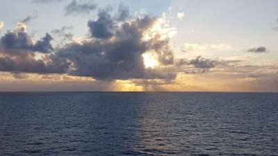 阳光 日落开放的大海 海 太阳云混合 膨胀 冥想 健康的灵魂 健康