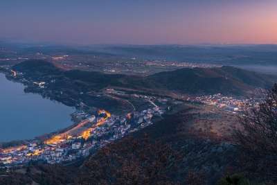 镇 湖 旅行 乡村的 夜晚 希腊 卡斯托里亚