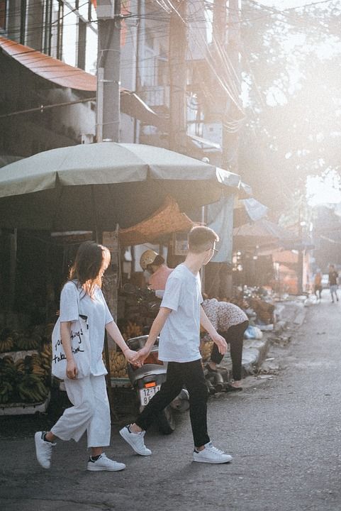 夫妻 爱 浪漫的 男人 快乐的 恋人 幸福 一起 日落 手