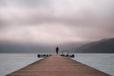 湖 灰蒙蒙 码头 阴天 自然 景观 沐浴码头 多雾路段 湖 湖