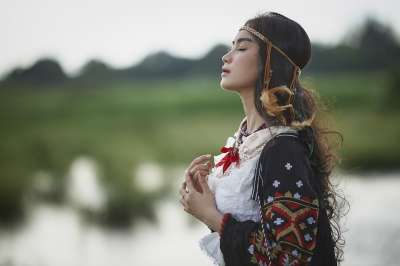 时髦 裙子 春天 幸福 脸 可爱的 草 背景 魅力 公园