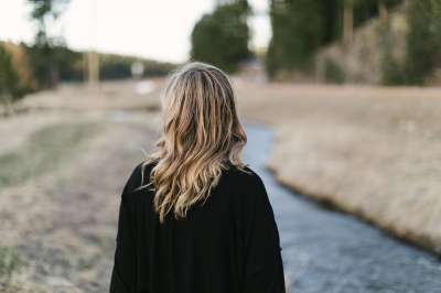 女士 踪迹 远足 冒险 旅行 森林 步行 户外 小路 自然